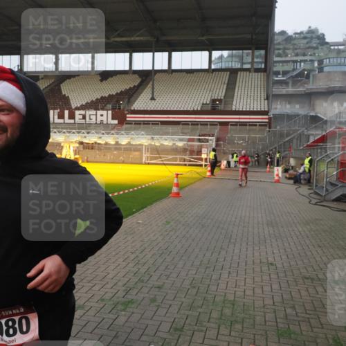 07.12.2025 - St. Pauli X-Mass-Run No. 15 Fabian Wolf http://msf.ph/oto/9364144 07.12.2025 10:04:47 Ziel 713, 1217, 1701, 2569, 2570, 3477, 3894, 3911, 4080, 4553, 4557 meine-sportfotos.de
