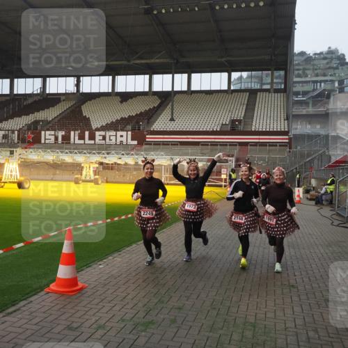 07.12.2025 - St. Pauli X-Mass-Run No. 15 Fabian Wolf http://msf.ph/oto/9364161 07.12.2025 10:05:00 Ziel 202, 210, 292, 699, 1217, 1973, 1991, 2168, 2249, 2856, 2866, 3311 meine-sportfotos.de