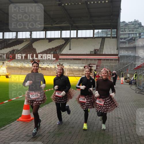 07.12.2025 - St. Pauli X-Mass-Run No. 15 Fabian Wolf http://msf.ph/oto/9364165 07.12.2025 10:05:00 Ziel 202, 210, 292, 699, 1217, 1973, 1991, 2168, 2249, 2856, 2866, 3311 meine-sportfotos.de