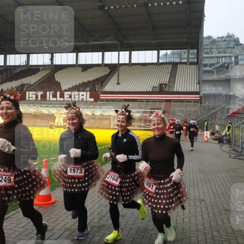 07.12.2025 - St. Pauli X-Mass-Run No. 15 Fabian Wolf http://msf.ph/oto/9364167 07.12.2025 10:05:01 Ziel 202, 210, 292, 699, 1217, 1973, 1991, 2168, 2249, 2856, 2866, 3307, 3311 meine-sportfotos.de