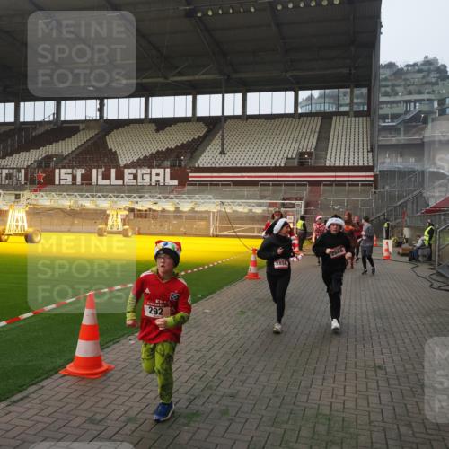 07.12.2025 - St. Pauli X-Mass-Run No. 15 Fabian Wolf http://msf.ph/oto/9364173 07.12.2025 10:05:03 Ziel 202, 210, 292, 699, 1217, 1973, 1991, 2168, 2249, 2856, 2866, 3307, 3311 meine-sportfotos.de