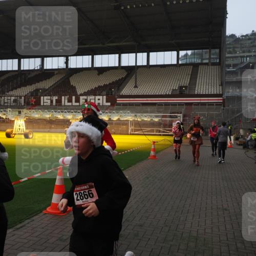 07.12.2025 - St. Pauli X-Mass-Run No. 15 Fabian Wolf http://msf.ph/oto/9364182 07.12.2025 10:05:05 Ziel 202, 210, 292, 699, 1973, 1991, 2168, 2249, 2856, 2866, 3307, 3311 meine-sportfotos.de