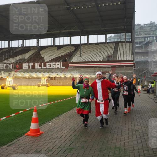 07.12.2025 - St. Pauli X-Mass-Run No. 15 Fabian Wolf http://msf.ph/oto/9364267 07.12.2025 10:05:40 Ziel 54, 123, 363, 385, 512, 945, 1215, 1222, 3231, 4552, 4555, 4556, 4558, 4559, 4560 meine-sportfotos.de