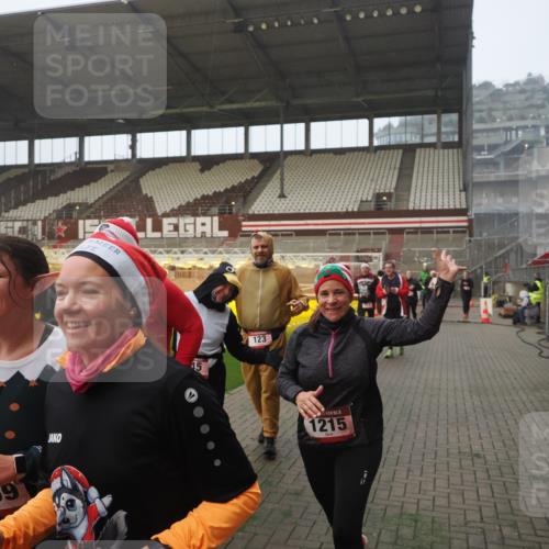 07.12.2025 - St. Pauli X-Mass-Run No. 15 Fabian Wolf http://msf.ph/oto/9364282 07.12.2025 10:05:43 Ziel 2, 3, 54, 123, 363, 385, 512, 945, 1215, 1222, 1789, 1791, 3231, 4194, 4195, 4552, 4555, 4559, 4560 meine-sportfotos.de