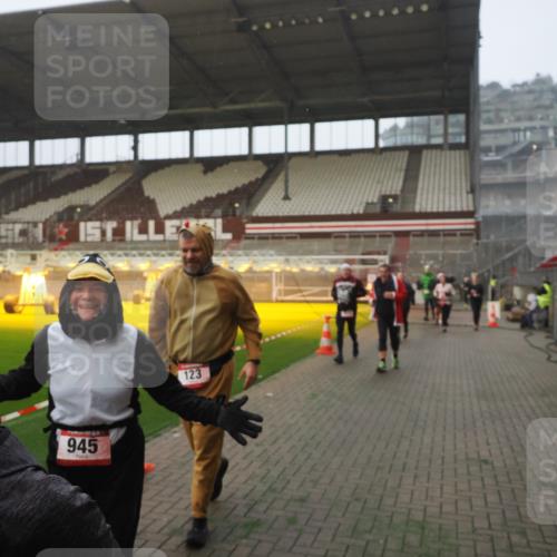 07.12.2025 - St. Pauli X-Mass-Run No. 15 Fabian Wolf http://msf.ph/oto/9364286 07.12.2025 10:05:44 Ziel 2, 3, 54, 123, 363, 385, 512, 945, 1215, 1222, 1789, 1791, 3231, 4194, 4195, 4552, 4555, 4559, 4560 meine-sportfotos.de