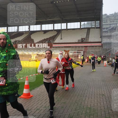 07.12.2025 - St. Pauli X-Mass-Run No. 15 Fabian Wolf http://msf.ph/oto/9364309 07.12.2025 10:05:53 Ziel 2, 3, 54, 123, 363, 424, 512, 676, 834, 945, 1222, 1789, 1791, 2756, 2757, 3877, 4194, 4195 meine-sportfotos.de