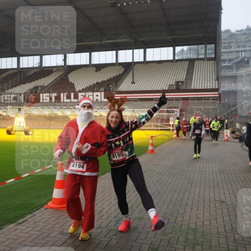 07.12.2025 - St. Pauli X-Mass-Run No. 15 Fabian Wolf http://msf.ph/oto/9364314 07.12.2025 10:05:55 Ziel 2, 3, 54, 363, 424, 512, 676, 805, 834, 1789, 1791, 2756, 2757, 3812, 3814, 3857, 3859, 3877, 4194, 4195, 4235, 4236, 4237 meine-sportfotos.de