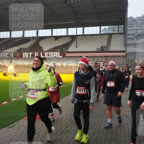 07.12.2025 - St. Pauli X-Mass-Run No. 15 Fabian Wolf http://msf.ph/oto/9364317 07.12.2025 10:06:00 Ziel 2, 3, 148, 180, 424, 468, 676, 805, 834, 1788, 1789, 1791, 2756, 2757, 3093, 3172, 3196, 3812, 3814, 3857, 3859, 3877, 4194, 4195, 4235, 4236, 4237, 4246, 4251 meine-sportfotos.de