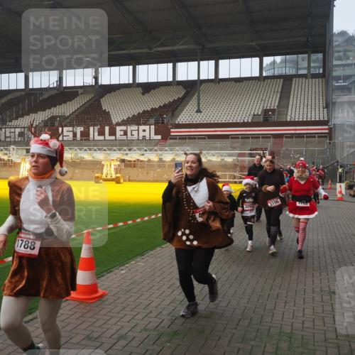 07.12.2025 - St. Pauli X-Mass-Run No. 15 Fabian Wolf http://msf.ph/oto/9364337 07.12.2025 10:06:07 Ziel 127, 148, 180, 424, 468, 676, 805, 834, 893, 967, 969, 1788, 2756, 2757, 2894, 2968, 3093, 3172, 3196, 3812, 3814, 3857, 3859, 4235, 4236, 4237, 4246, 4251, 4670, 4676 meine-sportfotos.de