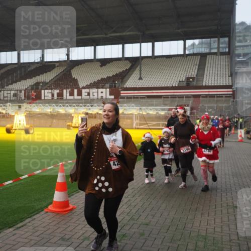 07.12.2025 - St. Pauli X-Mass-Run No. 15 Fabian Wolf http://msf.ph/oto/9364339 07.12.2025 10:06:08 Ziel 127, 148, 180, 424, 468, 676, 805, 834, 893, 967, 969, 1119, 1788, 1937, 2756, 2757, 2894, 2968, 3093, 3172, 3196, 3812, 3814, 3857, 3859, 4235, 4236, 4237, 4246, 4251, 4665, 4670, 4676 meine-sportfotos.de