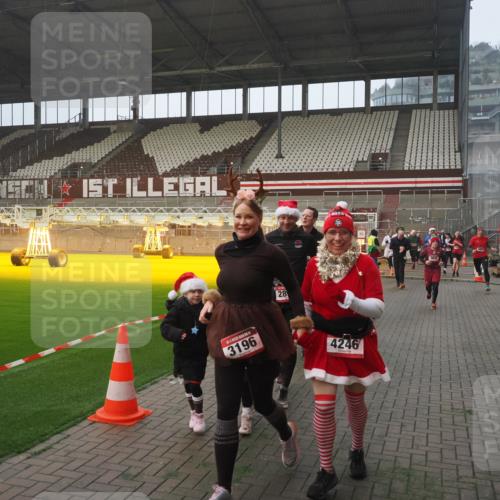 07.12.2025 - St. Pauli X-Mass-Run No. 15 Fabian Wolf http://msf.ph/oto/9364345 07.12.2025 10:06:09 Ziel 127, 148, 180, 424, 468, 676, 805, 834, 893, 967, 969, 1119, 1788, 1937, 2756, 2757, 2894, 2968, 3093, 3172, 3196, 3812, 3814, 3857, 3859, 4235, 4236, 4237, 4246, 4251, 4657, 4665, 4670, 4676, 4736, 4739 meine-sportfotos.de