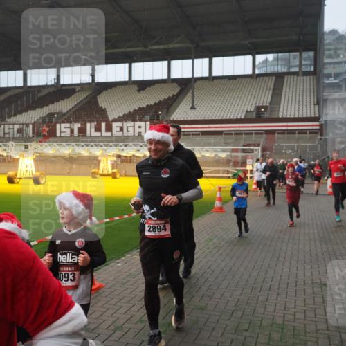 07.12.2025 - St. Pauli X-Mass-Run No. 15 Fabian Wolf http://msf.ph/oto/9364350 07.12.2025 10:06:10 Ziel 127, 148, 180, 424, 468, 676, 805, 834, 893, 967, 969, 1119, 1788, 1937, 2756, 2757, 2894, 2968, 3093, 3172, 3196, 3812, 3814, 3857, 3859, 4235, 4236, 4237, 4246, 4251, 4657, 4665, 4670, 4676, 4677, 4736, 4739 meine-sportfotos.de