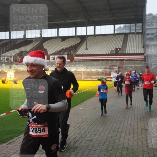 07.12.2025 - St. Pauli X-Mass-Run No. 15 Fabian Wolf http://msf.ph/oto/9364353 07.12.2025 10:06:10 Ziel 127, 148, 180, 424, 468, 676, 805, 834, 893, 967, 969, 1119, 1788, 1937, 2756, 2757, 2894, 2968, 3093, 3172, 3196, 3812, 3814, 3857, 3859, 4235, 4236, 4237, 4246, 4251, 4657, 4665, 4670, 4676, 4677, 4736, 4739 meine-sportfotos.de