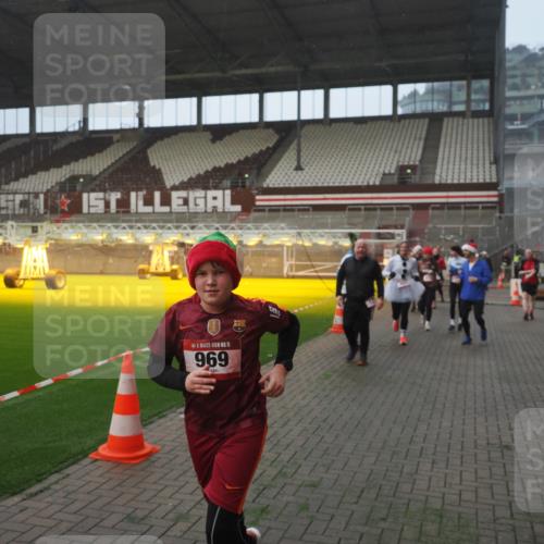 07.12.2025 - St. Pauli X-Mass-Run No. 15 Fabian Wolf http://msf.ph/oto/9364364 07.12.2025 10:06:13 Ziel 127, 148, 180, 424, 468, 805, 834, 893, 967, 969, 1119, 1788, 1832, 1937, 2757, 2894, 2968, 3093, 3172, 3196, 3812, 3814, 3857, 3859, 4235, 4236, 4237, 4246, 4251, 4657, 4665, 4670, 4672, 4676, 4677, 4736, 4739 meine-sportfotos.de