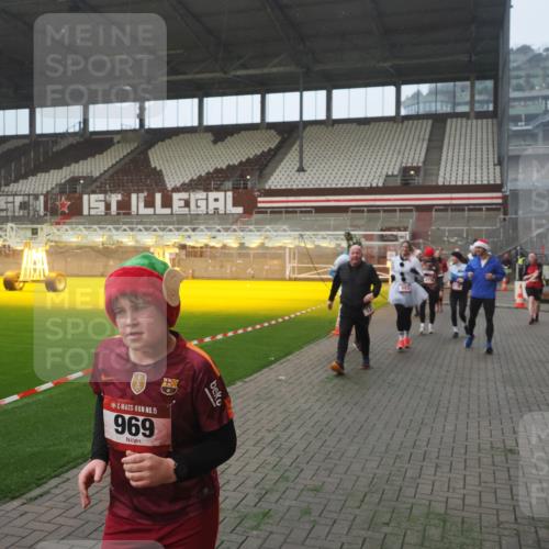 07.12.2025 - St. Pauli X-Mass-Run No. 15 Fabian Wolf http://msf.ph/oto/9364365 07.12.2025 10:06:13 Ziel 127, 148, 180, 424, 468, 805, 834, 893, 967, 969, 1119, 1788, 1832, 1937, 2757, 2894, 2968, 3093, 3172, 3196, 3812, 3814, 3857, 3859, 4235, 4236, 4237, 4246, 4251, 4657, 4665, 4670, 4672, 4676, 4677, 4736, 4739 meine-sportfotos.de
