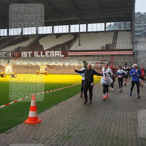 07.12.2025 - St. Pauli X-Mass-Run No. 15 Fabian Wolf http://msf.ph/oto/9364368 07.12.2025 10:06:14 Ziel 127, 148, 180, 187, 468, 805, 893, 967, 969, 1119, 1788, 1832, 1937, 2894, 2968, 3093, 3172, 3196, 3812, 3814, 3857, 3859, 4235, 4236, 4237, 4246, 4251, 4657, 4665, 4670, 4672, 4676, 4677, 4736, 4739 meine-sportfotos.de