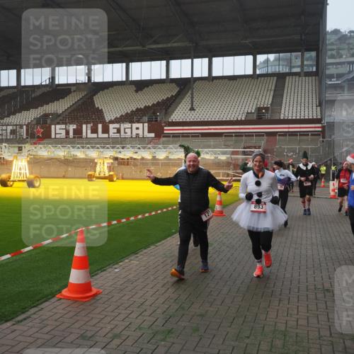 07.12.2025 - St. Pauli X-Mass-Run No. 15 Fabian Wolf http://msf.ph/oto/9364373 07.12.2025 10:06:15 Ziel 127, 148, 180, 187, 468, 893, 967, 969, 1119, 1788, 1832, 1937, 2894, 2968, 3093, 3172, 3196, 3812, 3814, 3859, 4235, 4236, 4237, 4246, 4251, 4657, 4665, 4670, 4672, 4676, 4677, 4736, 4739 meine-sportfotos.de