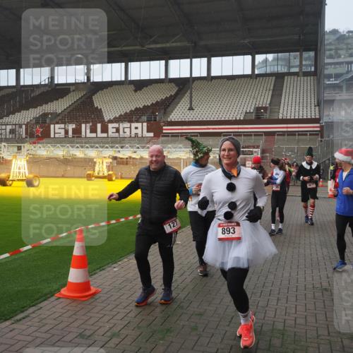 07.12.2025 - St. Pauli X-Mass-Run No. 15 Fabian Wolf http://msf.ph/oto/9364377 07.12.2025 10:06:16 Ziel 127, 148, 180, 187, 468, 893, 967, 969, 1119, 1788, 1832, 1937, 2894, 2968, 3093, 3172, 3196, 4246, 4251, 4657, 4665, 4670, 4672, 4676, 4677, 4736, 4739 meine-sportfotos.de