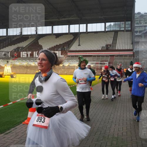 07.12.2025 - St. Pauli X-Mass-Run No. 15 Fabian Wolf http://msf.ph/oto/9364380 07.12.2025 10:06:16 Ziel 127, 148, 180, 187, 468, 893, 967, 969, 1119, 1788, 1832, 1937, 2894, 2968, 3093, 3172, 3196, 4246, 4251, 4657, 4665, 4670, 4672, 4676, 4677, 4736, 4739 meine-sportfotos.de