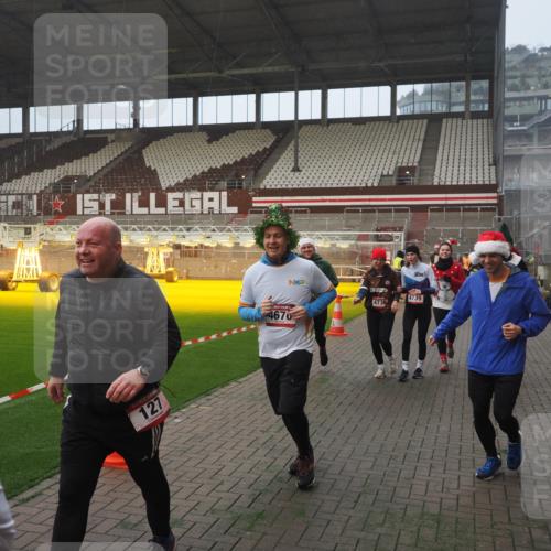 07.12.2025 - St. Pauli X-Mass-Run No. 15 Fabian Wolf http://msf.ph/oto/9364382 07.12.2025 10:06:17 Ziel 127, 148, 180, 187, 468, 893, 967, 969, 1119, 1788, 1832, 1937, 2894, 2968, 3093, 3196, 4246, 4251, 4657, 4665, 4670, 4672, 4676, 4677, 4736, 4739 meine-sportfotos.de