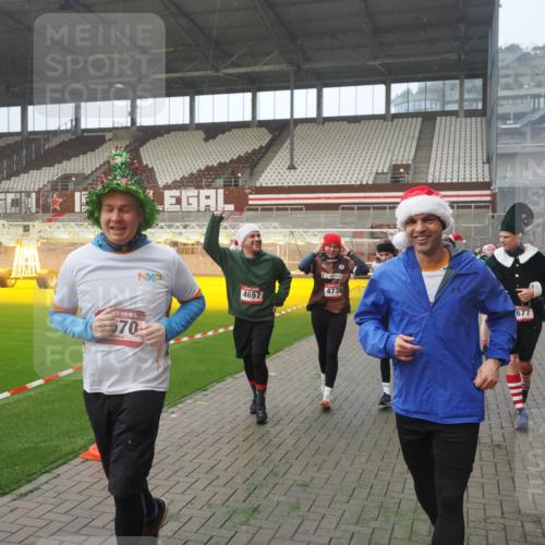 07.12.2025 - St. Pauli X-Mass-Run No. 15 Fabian Wolf http://msf.ph/oto/9364386 07.12.2025 10:06:17 Ziel 127, 148, 180, 187, 468, 893, 967, 969, 1119, 1788, 1832, 1937, 2894, 2968, 3093, 3196, 4246, 4251, 4657, 4665, 4670, 4672, 4676, 4677, 4736, 4739 meine-sportfotos.de