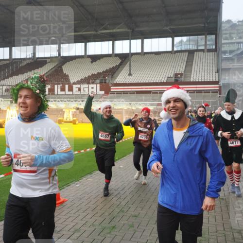 07.12.2025 - St. Pauli X-Mass-Run No. 15 Fabian Wolf http://msf.ph/oto/9364387 07.12.2025 10:06:18 Ziel 34, 127, 148, 187, 468, 893, 967, 969, 1119, 1788, 1832, 1937, 1946, 2894, 2968, 3093, 3196, 4246, 4251, 4657, 4665, 4670, 4672, 4676, 4677, 4736, 4739 meine-sportfotos.de