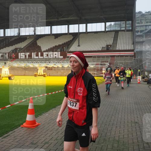 07.12.2025 - St. Pauli X-Mass-Run No. 15 Fabian Wolf http://msf.ph/oto/9364411 07.12.2025 10:06:24 Ziel 34, 127, 187, 893, 967, 969, 1119, 1369, 1479, 1480, 1832, 1937, 1946, 3213, 3232, 3534, 3535, 3536, 3537, 4657, 4665, 4670, 4672, 4676, 4677, 4736, 4739 meine-sportfotos.de