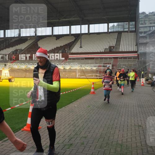 07.12.2025 - St. Pauli X-Mass-Run No. 15 Fabian Wolf http://msf.ph/oto/9364415 07.12.2025 10:06:24 Ziel 34, 127, 187, 893, 967, 969, 1119, 1369, 1479, 1480, 1832, 1937, 1946, 3213, 3232, 3534, 3535, 3536, 3537, 4657, 4665, 4670, 4672, 4676, 4677, 4736, 4739 meine-sportfotos.de