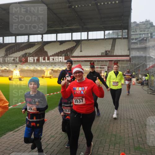 07.12.2025 - St. Pauli X-Mass-Run No. 15 Fabian Wolf http://msf.ph/oto/9364439 07.12.2025 10:06:31 Ziel 34, 150, 187, 562, 1369, 1479, 1480, 1832, 1946, 3213, 3232, 3534, 3535, 3536, 3537, 4459, 4672 meine-sportfotos.de