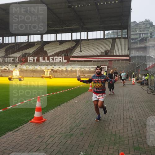 07.12.2025 - St. Pauli X-Mass-Run No. 15 Fabian Wolf http://msf.ph/oto/9364451 07.12.2025 10:06:34 Ziel 34, 150, 187, 562, 1369, 1479, 1480, 1946, 3213, 3232, 3534, 3535, 3536, 3537, 3970, 3971, 4459 meine-sportfotos.de
