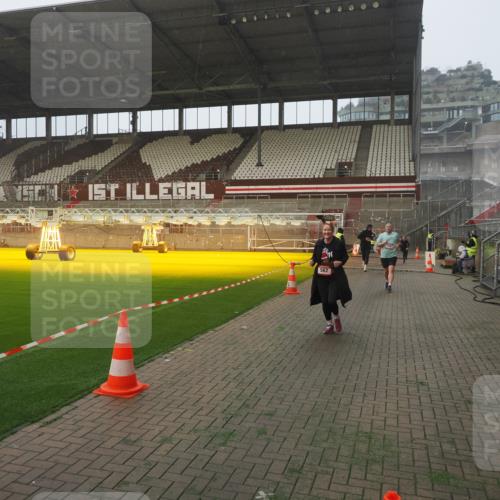 07.12.2025 - St. Pauli X-Mass-Run No. 15 Fabian Wolf http://msf.ph/oto/9364457 07.12.2025 10:06:35 Ziel 34, 150, 562, 1369, 1479, 1480, 1946, 3213, 3232, 3330, 3534, 3535, 3536, 3537, 3970, 3971, 4459 meine-sportfotos.de