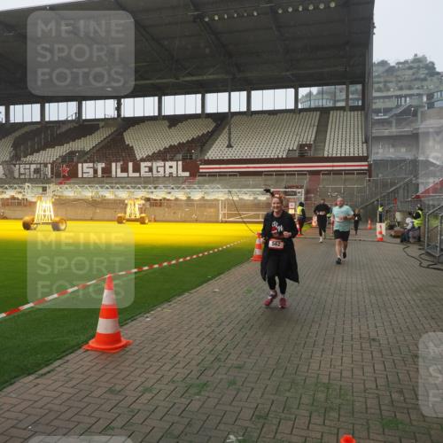 07.12.2025 - St. Pauli X-Mass-Run No. 15 Fabian Wolf http://msf.ph/oto/9364459 07.12.2025 10:06:35 Ziel 34, 150, 562, 1369, 1479, 1480, 1946, 3213, 3232, 3330, 3534, 3535, 3536, 3537, 3970, 3971, 4459 meine-sportfotos.de