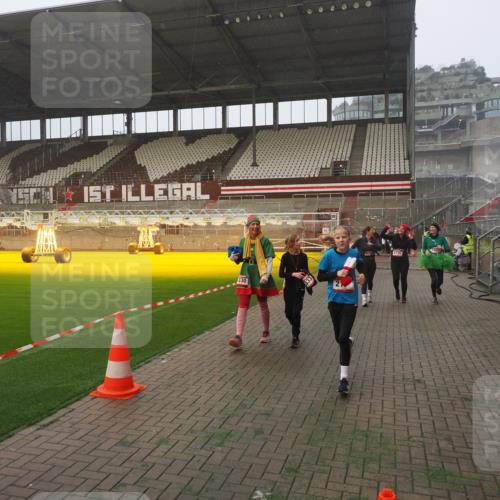 07.12.2025 - St. Pauli X-Mass-Run No. 15 Fabian Wolf http://msf.ph/oto/9364486 07.12.2025 10:06:46 Ziel 150, 217, 867, 1007, 1103, 2129, 3189, 3330, 3333, 3970, 3971, 4735, 4738 meine-sportfotos.de