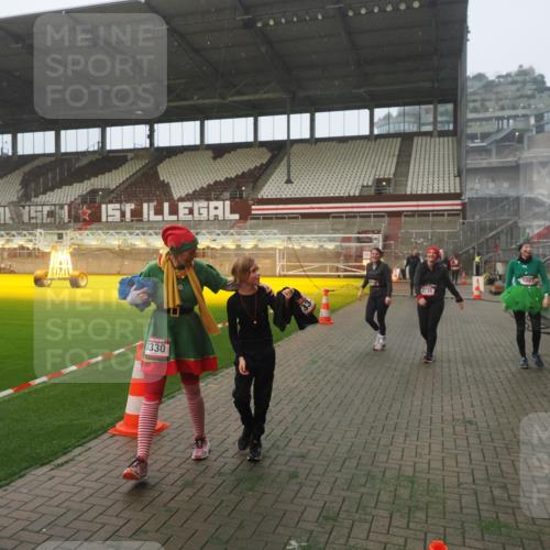 07.12.2025 - St. Pauli X-Mass-Run No. 15 Fabian Wolf http://msf.ph/oto/9364493 07.12.2025 10:06:48 Ziel 150, 217, 867, 1007, 1103, 1505, 2129, 3189, 3330, 3333, 3970, 3971, 4735, 4738 meine-sportfotos.de