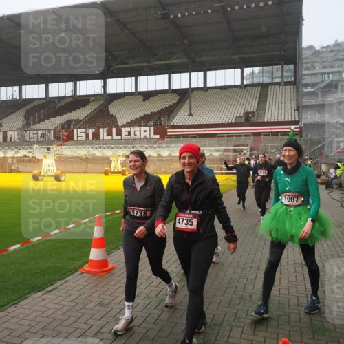 07.12.2025 - St. Pauli X-Mass-Run No. 15 Fabian Wolf http://msf.ph/oto/9364504 07.12.2025 10:06:52 Ziel 217, 366, 867, 972, 975, 1007, 1103, 1505, 1735, 1736, 2129, 3189, 3330, 3333, 3970, 3971, 4735, 4738 meine-sportfotos.de