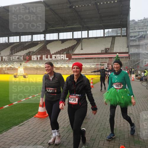 07.12.2025 - St. Pauli X-Mass-Run No. 15 Fabian Wolf http://msf.ph/oto/9364505 07.12.2025 10:06:52 Ziel 217, 366, 867, 972, 975, 1007, 1103, 1505, 1735, 1736, 2129, 3189, 3330, 3333, 3970, 3971, 4735, 4738 meine-sportfotos.de