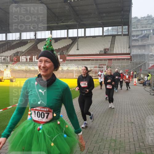 07.12.2025 - St. Pauli X-Mass-Run No. 15 Fabian Wolf http://msf.ph/oto/9364507 07.12.2025 10:06:54 Ziel 217, 366, 867, 972, 975, 1007, 1103, 1505, 1735, 1736, 2129, 3189, 3330, 3333, 4354, 4735, 4738 meine-sportfotos.de