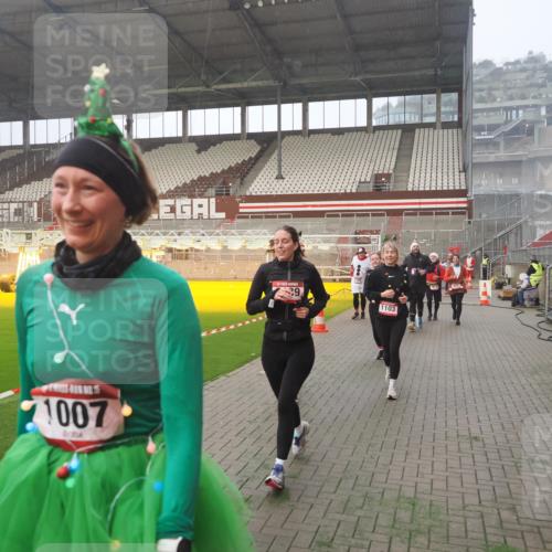 07.12.2025 - St. Pauli X-Mass-Run No. 15 Fabian Wolf http://msf.ph/oto/9364508 07.12.2025 10:06:54 Ziel 217, 366, 867, 972, 975, 1007, 1103, 1505, 1735, 1736, 2129, 3189, 3330, 3333, 4354, 4735, 4738 meine-sportfotos.de