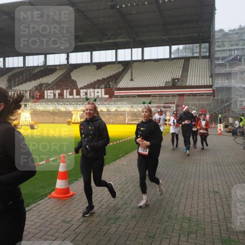 07.12.2025 - St. Pauli X-Mass-Run No. 15 Fabian Wolf http://msf.ph/oto/9364513 07.12.2025 10:06:55 Ziel 217, 366, 867, 972, 975, 1007, 1103, 1505, 1735, 1736, 2129, 3189, 3330, 3333, 4354, 4735, 4738 meine-sportfotos.de