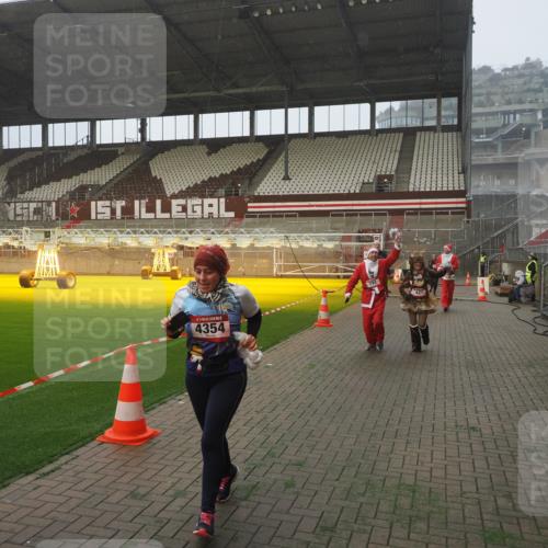07.12.2025 - St. Pauli X-Mass-Run No. 15 Fabian Wolf http://msf.ph/oto/9364538 07.12.2025 10:07:03 Ziel 217, 366, 421, 792, 867, 972, 975, 1103, 1505, 1572, 1735, 1736, 3189, 3414, 3945, 4354 meine-sportfotos.de
