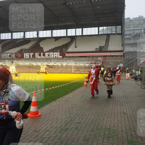 07.12.2025 - St. Pauli X-Mass-Run No. 15 Fabian Wolf http://msf.ph/oto/9364541 07.12.2025 10:07:04 Ziel 217, 366, 421, 792, 867, 972, 975, 1103, 1505, 1572, 1735, 1736, 3189, 3414, 3945, 4354 meine-sportfotos.de