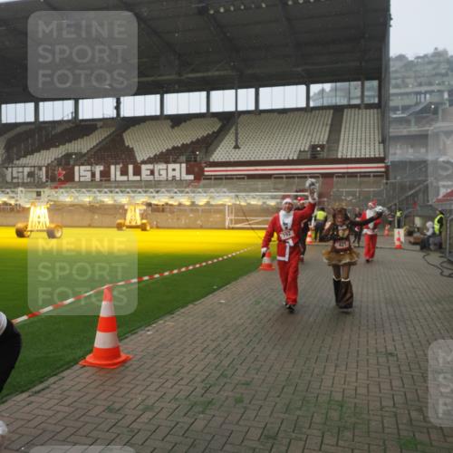 07.12.2025 - St. Pauli X-Mass-Run No. 15 Fabian Wolf http://msf.ph/oto/9364542 07.12.2025 10:07:04 Ziel 217, 366, 421, 792, 867, 972, 975, 1103, 1505, 1572, 1735, 1736, 3189, 3414, 3945, 4354 meine-sportfotos.de