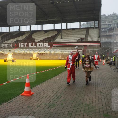 07.12.2025 - St. Pauli X-Mass-Run No. 15 Fabian Wolf http://msf.ph/oto/9364543 07.12.2025 10:07:05 Ziel 217, 366, 421, 792, 972, 975, 1103, 1505, 1572, 1735, 1736, 3189, 3414, 3945, 4354 meine-sportfotos.de