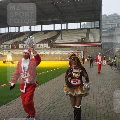 07.12.2025 - St. Pauli X-Mass-Run No. 15 Fabian Wolf http://msf.ph/oto/9364550 07.12.2025 10:07:06 Ziel 217, 366, 421, 792, 972, 975, 1103, 1505, 1572, 1735, 1736, 3414, 3945, 4354 meine-sportfotos.de