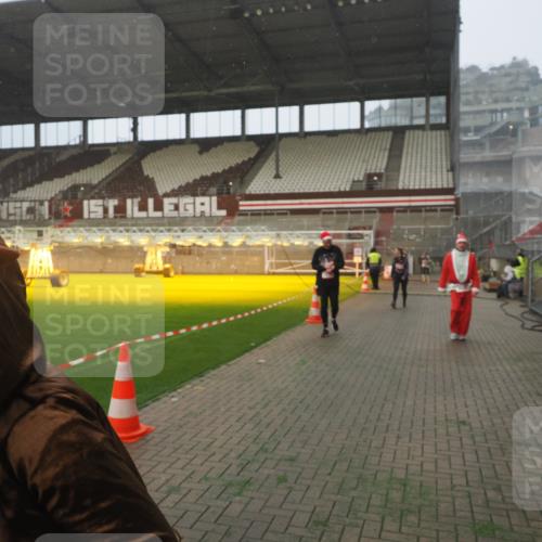07.12.2025 - St. Pauli X-Mass-Run No. 15 Fabian Wolf http://msf.ph/oto/9364553 07.12.2025 10:07:07 Ziel 366, 421, 792, 972, 975, 1505, 1572, 1735, 1736, 3414, 3945, 4354 meine-sportfotos.de