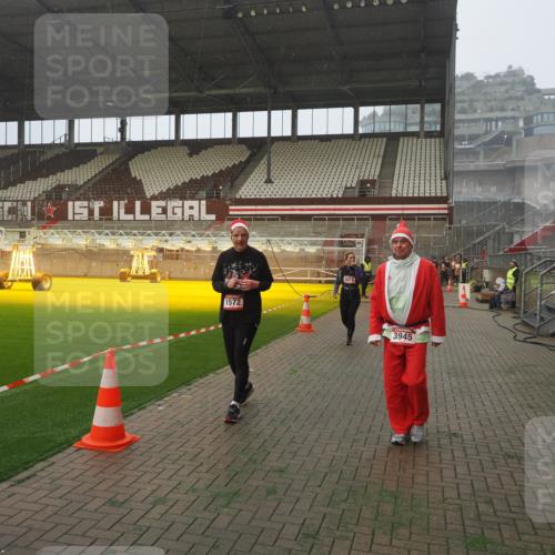 07.12.2025 - St. Pauli X-Mass-Run No. 15 Fabian Wolf http://msf.ph/oto/9364559 07.12.2025 10:07:11 Ziel 421, 792, 1572, 2983, 3414, 3945, 4354 meine-sportfotos.de