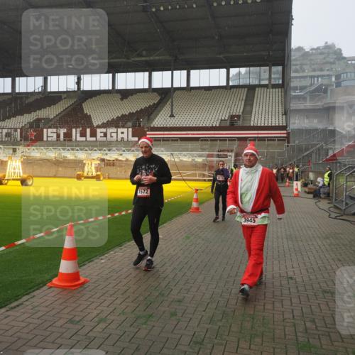 07.12.2025 - St. Pauli X-Mass-Run No. 15 Fabian Wolf http://msf.ph/oto/9364560 07.12.2025 10:07:11 Ziel 421, 792, 1572, 2983, 3414, 3945, 4354 meine-sportfotos.de