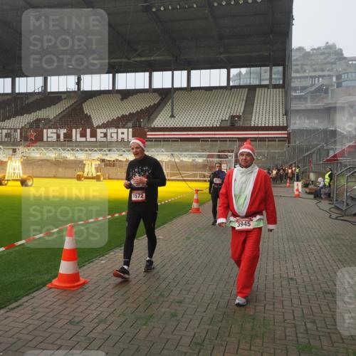 07.12.2025 - St. Pauli X-Mass-Run No. 15 Fabian Wolf http://msf.ph/oto/9364561 07.12.2025 10:07:11 Ziel 421, 792, 1572, 2983, 3414, 3945, 4354 meine-sportfotos.de