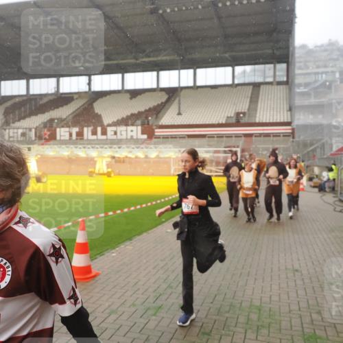 07.12.2025 - St. Pauli X-Mass-Run No. 15 Fabian Wolf http://msf.ph/oto/9364607 07.12.2025 10:07:24 Ziel 256, 265, 272, 517, 657, 685, 716, 767, 1187, 1234, 2983 meine-sportfotos.de