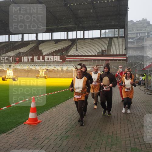 07.12.2025 - St. Pauli X-Mass-Run No. 15 Fabian Wolf http://msf.ph/oto/9364611 07.12.2025 10:07:26 Ziel 256, 265, 272, 517, 657, 685, 716, 767, 1187, 1234, 1543, 2983, 3003 meine-sportfotos.de